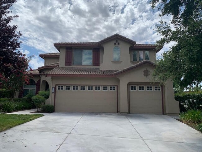 Building Photo - Five Bedroom Home In gated Serrano