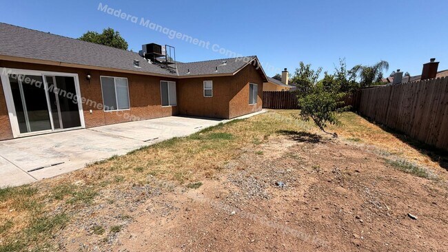 Building Photo - 4 Bed/ 2 Bath Available Now!