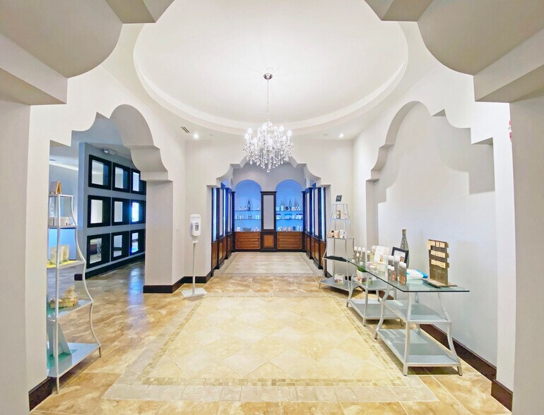 Building Photo - 8113 Resort Village Dr