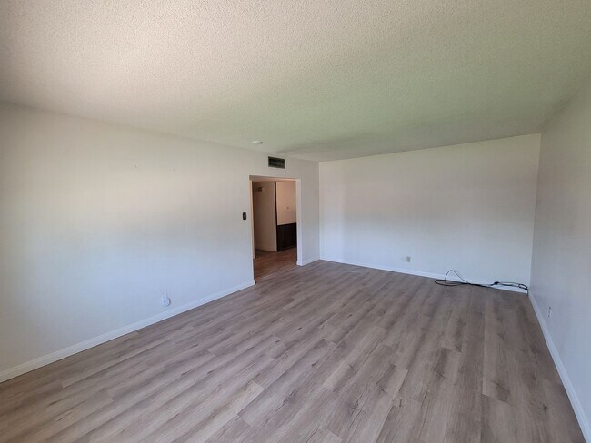 Building Photo - Beautiful 3 Bed, 3 Bath Home in El Centro!