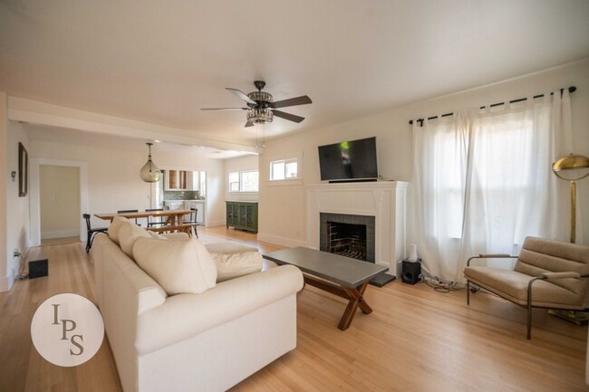 Building Photo - Beautifully Updated Fresno Tower Home, 3BR...