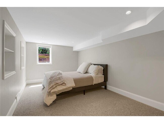 Building Photo - 3465 Deephaven Ave