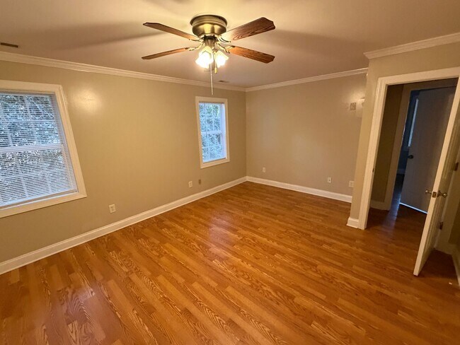 Building Photo - 3 Bedroom with 2 Full Baths and Large Yard