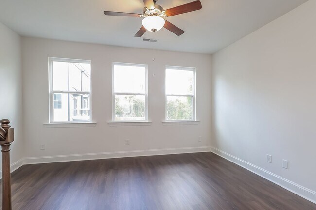 Building Photo - Beautiful 3BR 3.5BA Townhome w/ Full Appliance Kitchen Garage Parking in West End