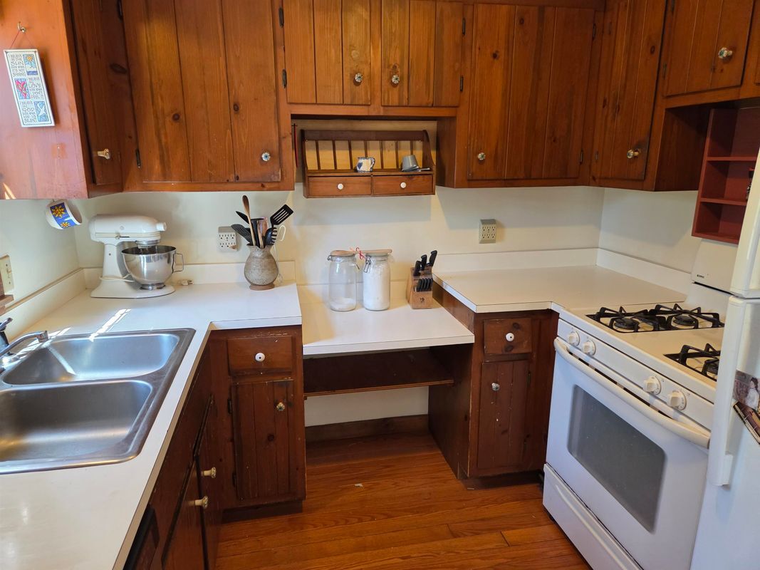 Building Photo - 43 Casalis