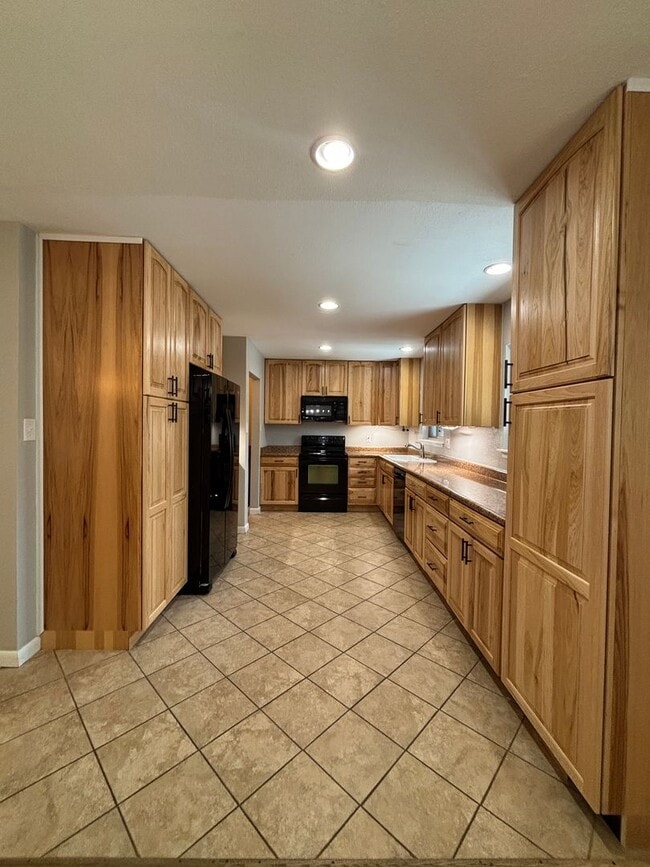 Building Photo - 3 Bed/2 Bath Ranch Home on Large Lot with Oversized Garage