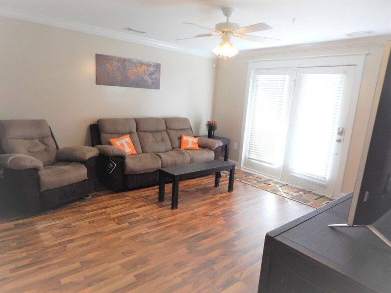 View of the living room area and front door leading to balcony (furniture not included) - 1105 Tree Top Way
