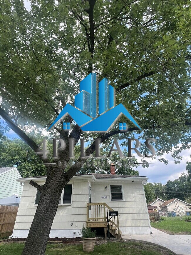 Building Photo - "Charming 2-Bedroom Gem with Finished Basement & Gleaming Hardwood Floors in Hammond!"