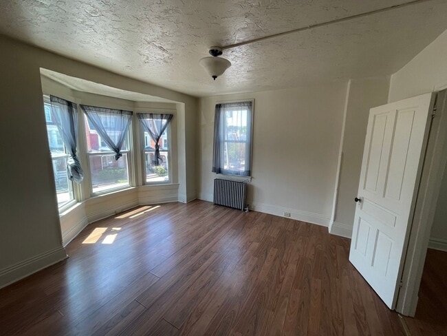 Building Photo - Large Five Bedroom 1.5 Bathroom In York!