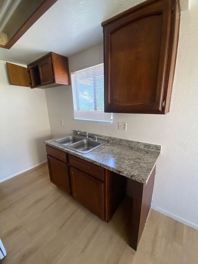 Building Photo - Addorable 2 BD 1 BA SW Apt with Coin opera...