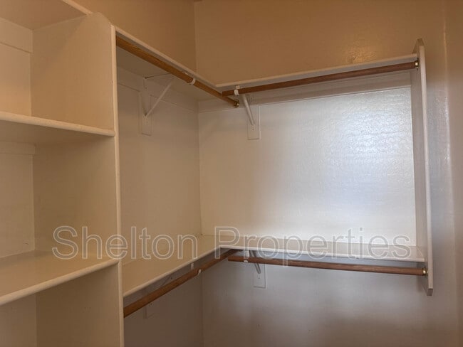 Building Photo - 2047 S Starling Dr