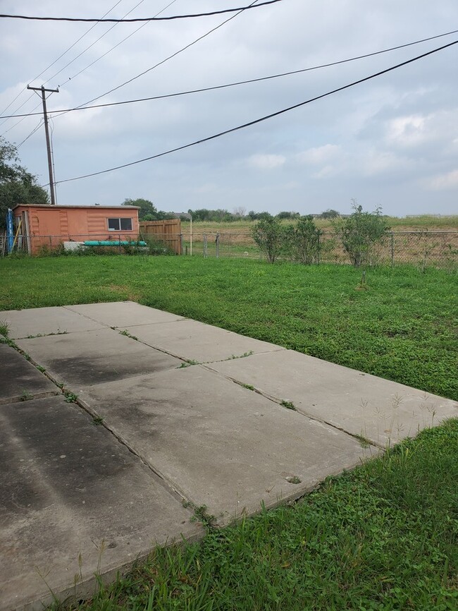 Building Photo - 2301 N Parkwood Dr