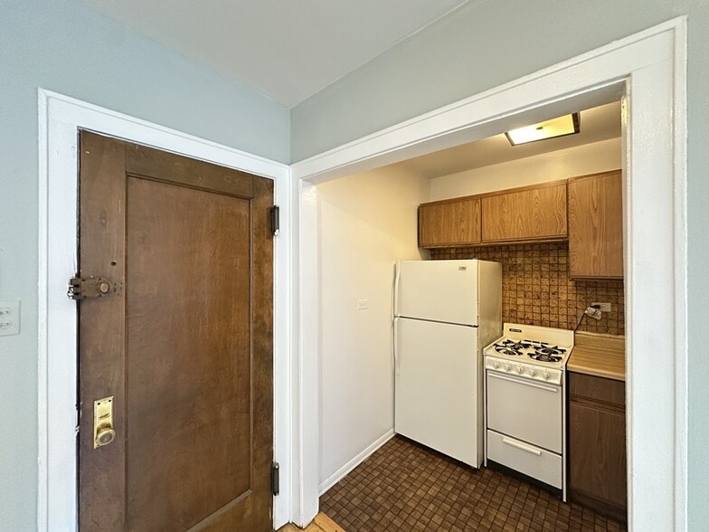 Building Photo - 739 W Belmont Ave