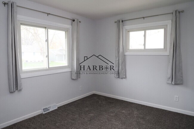 Building Photo - Single Family Home in SE Rochester Availab...