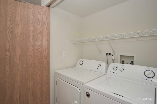 Building Photo - 923 Emerald Dr