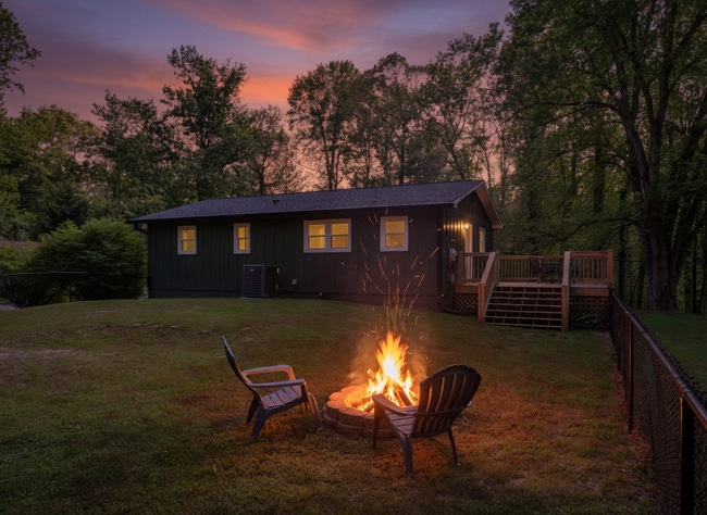 Building Photo - Pet Friendly 3/1 House, Fenced Yard, Deck, Fire Pit & Basement