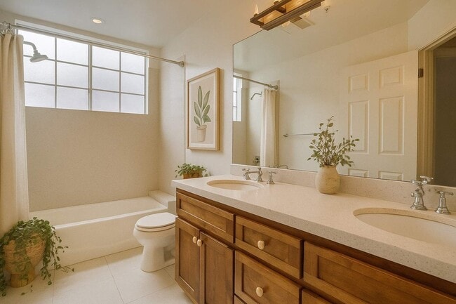 Building Photo - 852 N Poinsettia Pl