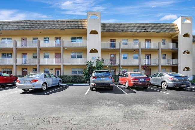 Building Photo - 8225 Sunrise Lakes Dr N
