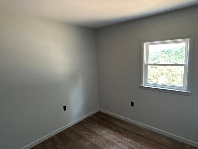 Building Photo - 359 Truce Rd