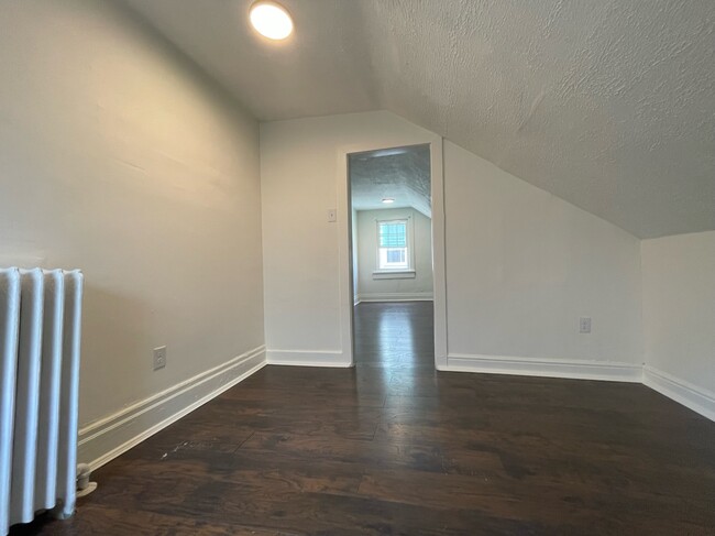 3rd floor en suite room, looking from window into rear bedroom - 5859 Nicholson St