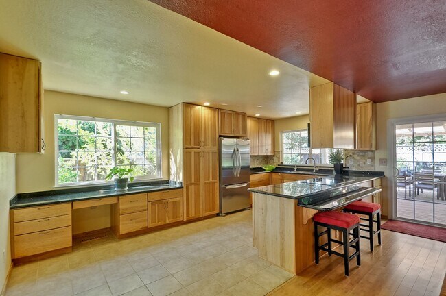 Building Photo - Gorgeous Three Bedroom Two Bathroom in San...
