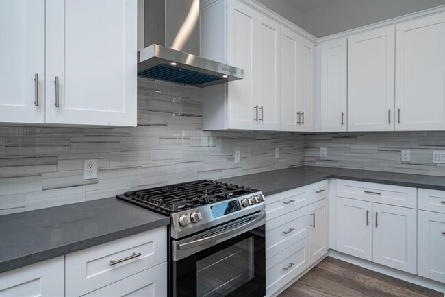 Building Photo - 1328 W 23rd St