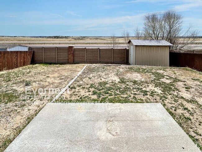 Building Photo - Gorgeous 3-Bedroom Home with Cozy Fireplac...