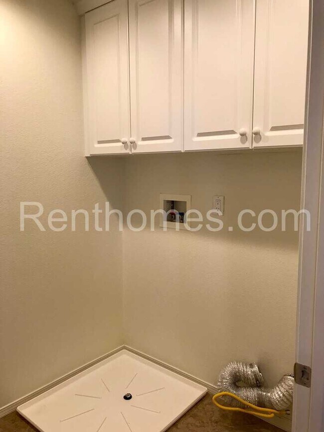 Building Photo - 5539 Alexandrine Ct