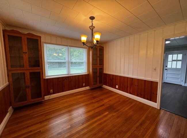 Building Photo - 4011 Rolling Hill Dr