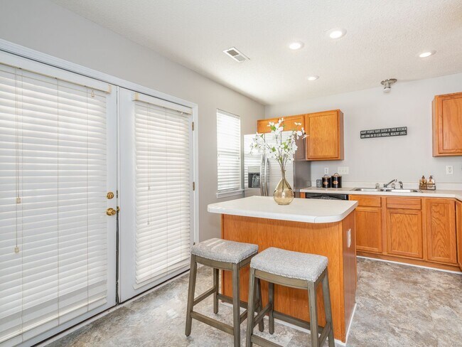 Building Photo - Super Townhouse with 2 MASTER BEDROOMS!