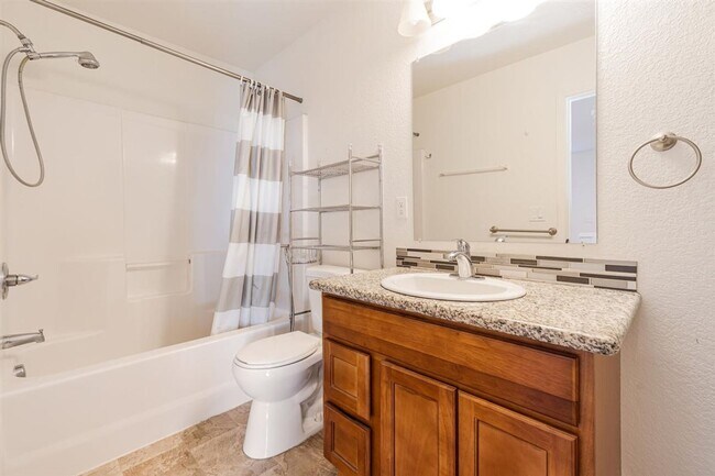 Building Photo - Charming 3 Bedroom 2.5 Bath Condo Available Now!