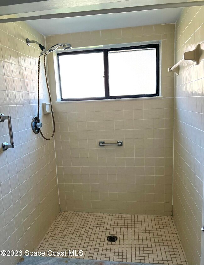 Building Photo - 1059 Country Club Dr