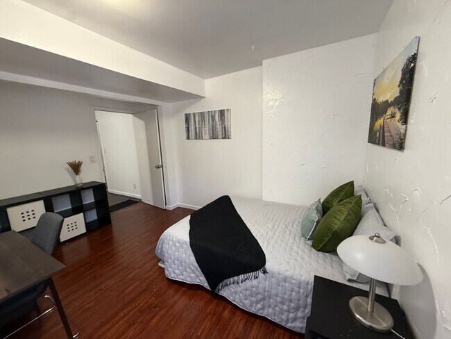 Building Photo - 68 E 200 S