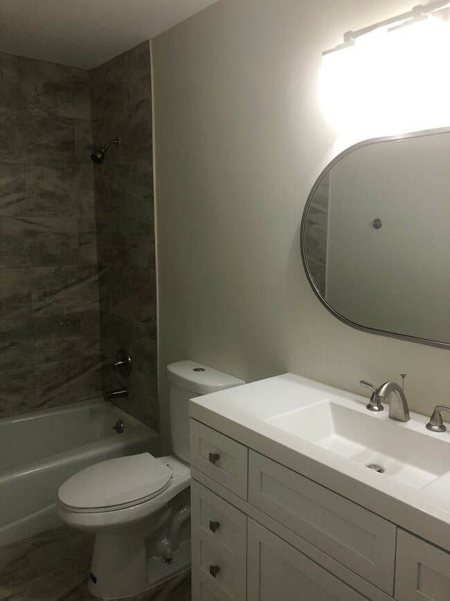 Building Photo - 2 Bed/2 Bath Condo located in Green Hills only minutes to Vandy and Easy Interstate Access, 1 Car...
