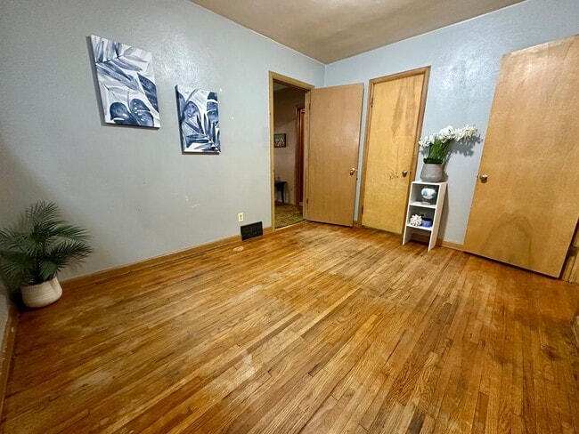 Building Photo - 3bed, 1 bath home for rent in Waterloo.