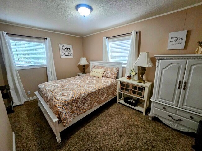 Building Photo - Modern 2 Bedroom 2 Bath Home with Fenced Yard