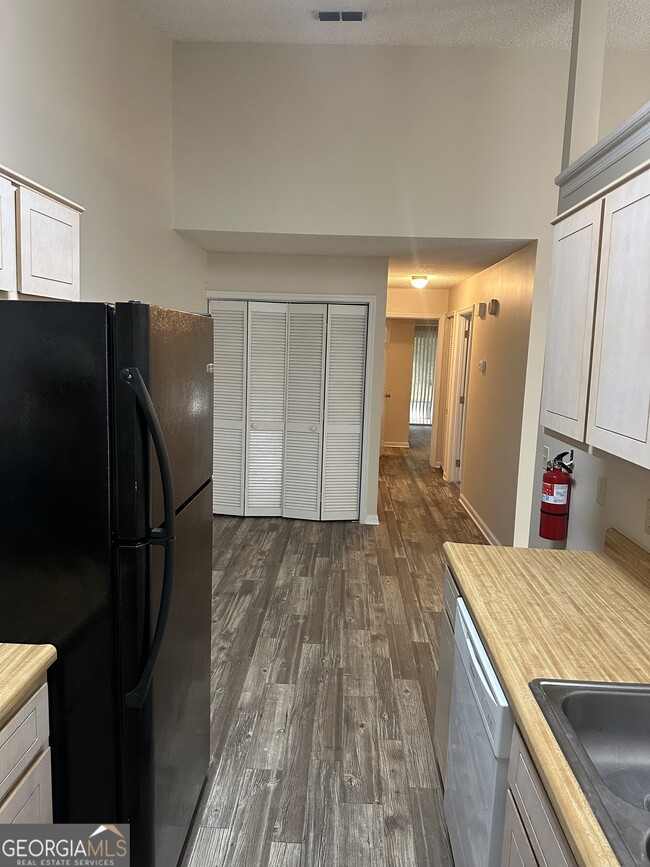 Building Photo - 114 E Lakemont Dr