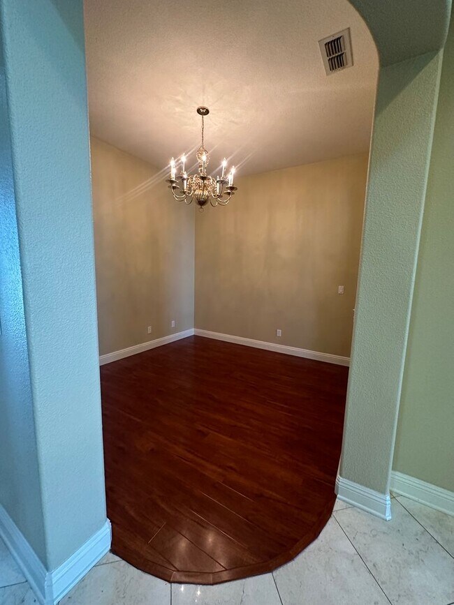 Building Photo - Rare Opportunity - Beautiful Saratoga Gate...