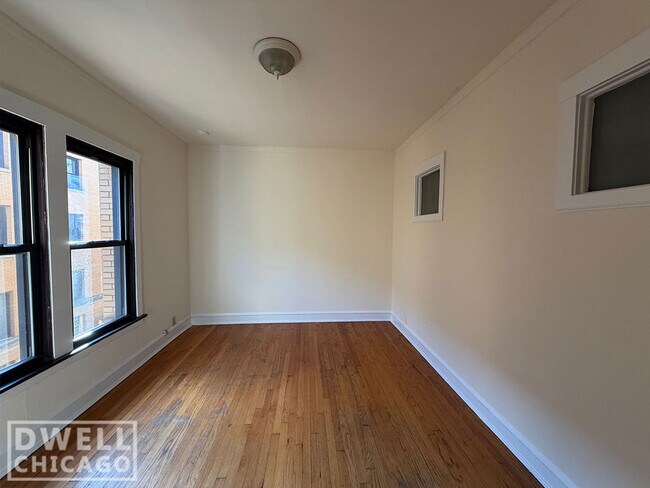 Building Photo - 2414 N Sawyer Ave