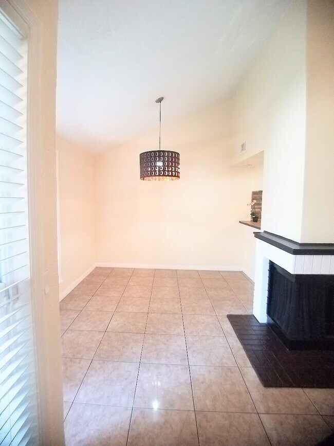 Building Photo - Beautiful 2/2 Towhhouse Feel Condo  x Rent...