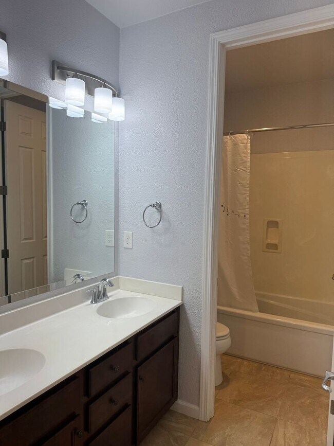Building Photo - Great location close to Kaiser Roseville