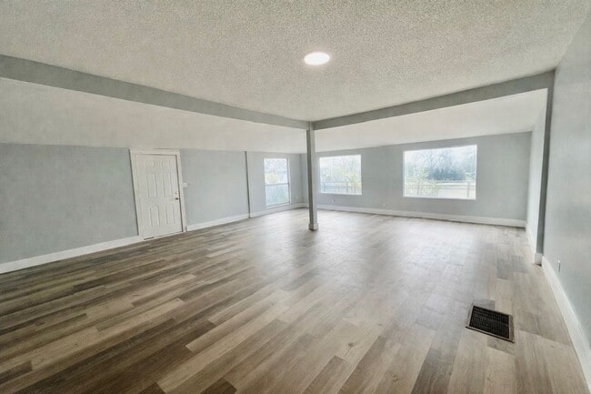 Building Photo - Charming 4BR/2BA Lakeland Home NO APPLICATION FEE!