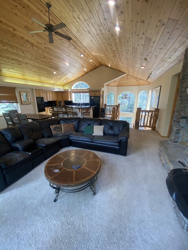 Building Photo - 2346 Highlands Dr