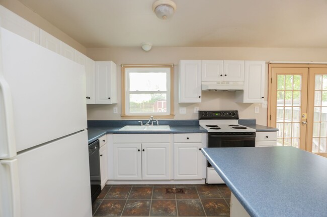 Building Photo - -- Available Now!  Spacious 4 Bed 2 Bath C...