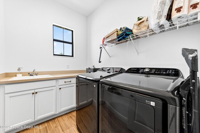 Building Photo - 8039 Allure Dr