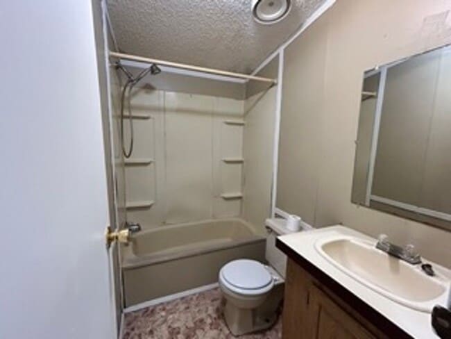 Building Photo - 3 Bed 2 bath home for rent