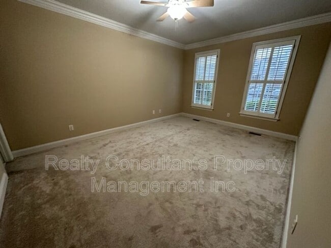 Building Photo - 11 Park Village Ln