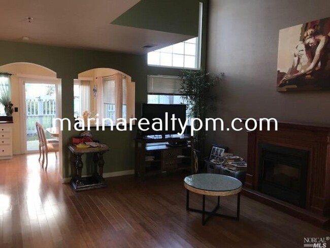 Building Photo - Gorgeous 3 bedroom 2.5 bath 2 story Townho...