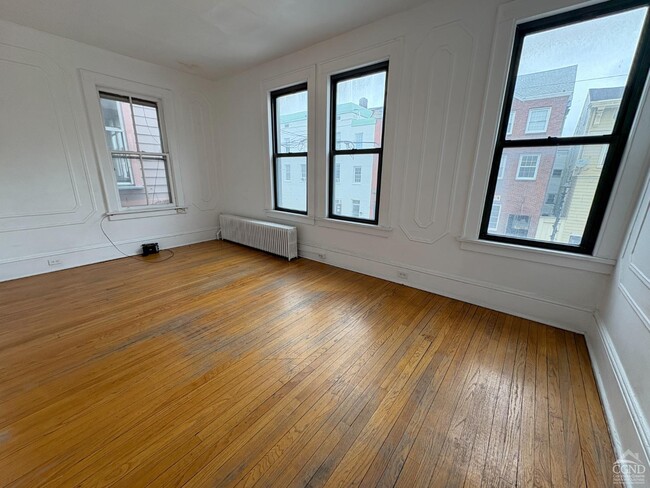 Building Photo - 725 Warren St