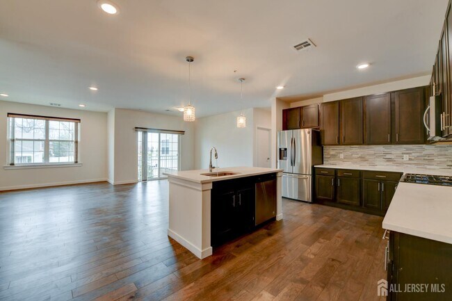 Building Photo - 722 Lorhan Dr